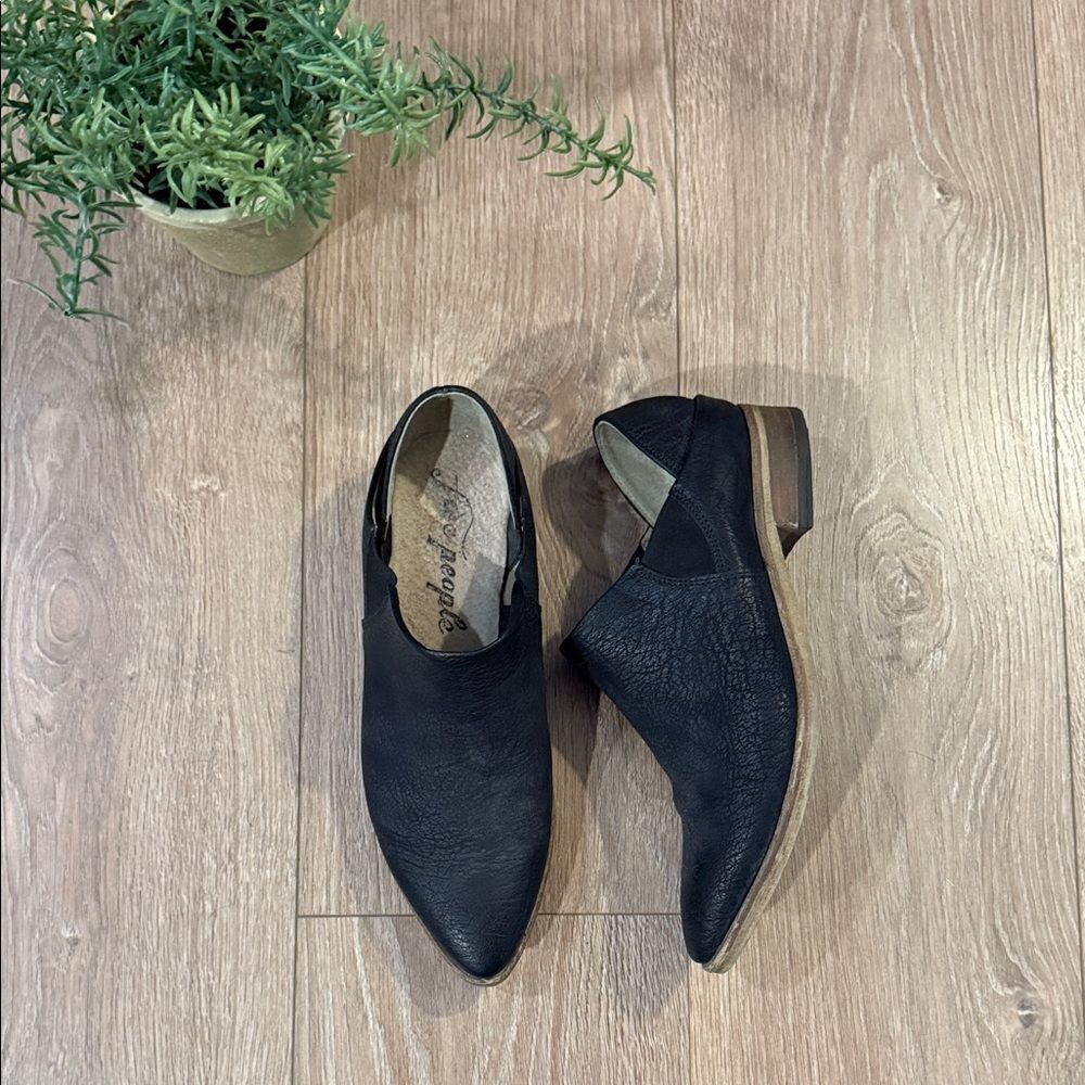 FREE PEOPLE BLACK PEBBLED LEATHER POINTED TOE LOW ANKLE BOOTS SIZE 9.5